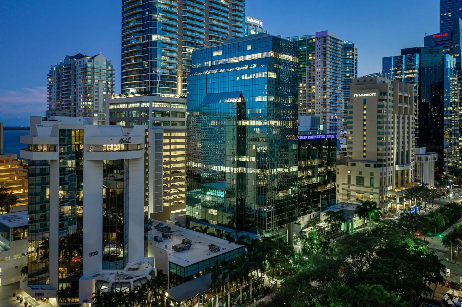 Distrito financiero de Brickell iluminado al atardecer en Miami, Florida